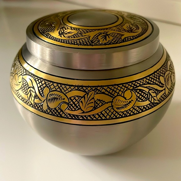 New Urn for partial Ashes. We decided not to separate my mom’s ashes. - Picture 1 of 3